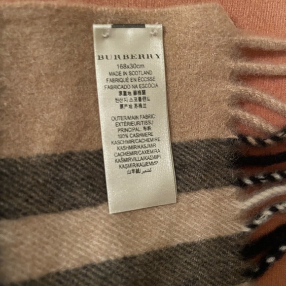 Burberry
Classic Giant Check Cashmere Scarf - Picture 3 of 4